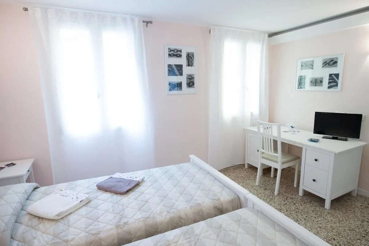 Venice Rialto Bridge Apartment contacts